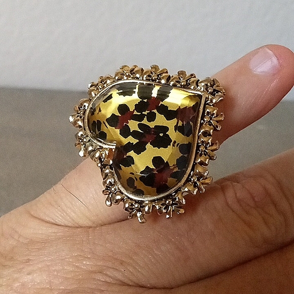 Vintage BETSEY JOHNSON Leaping Leopards Faceted Lucite Heart Ring. Size 7 - Picture 8 of 10